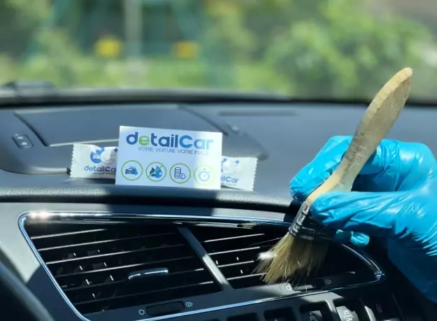 Lavage auto à Paris Pyramides et un déstickage de votre fourgon